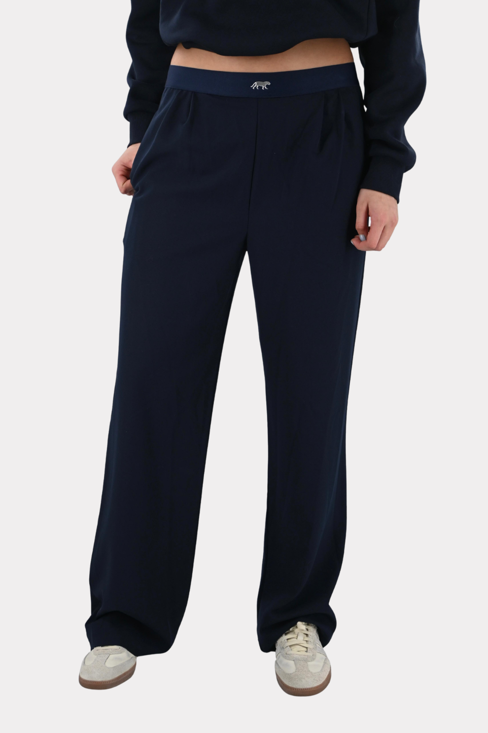 [photo_size]Lot is 1.74m lang en draagt maat S/M.