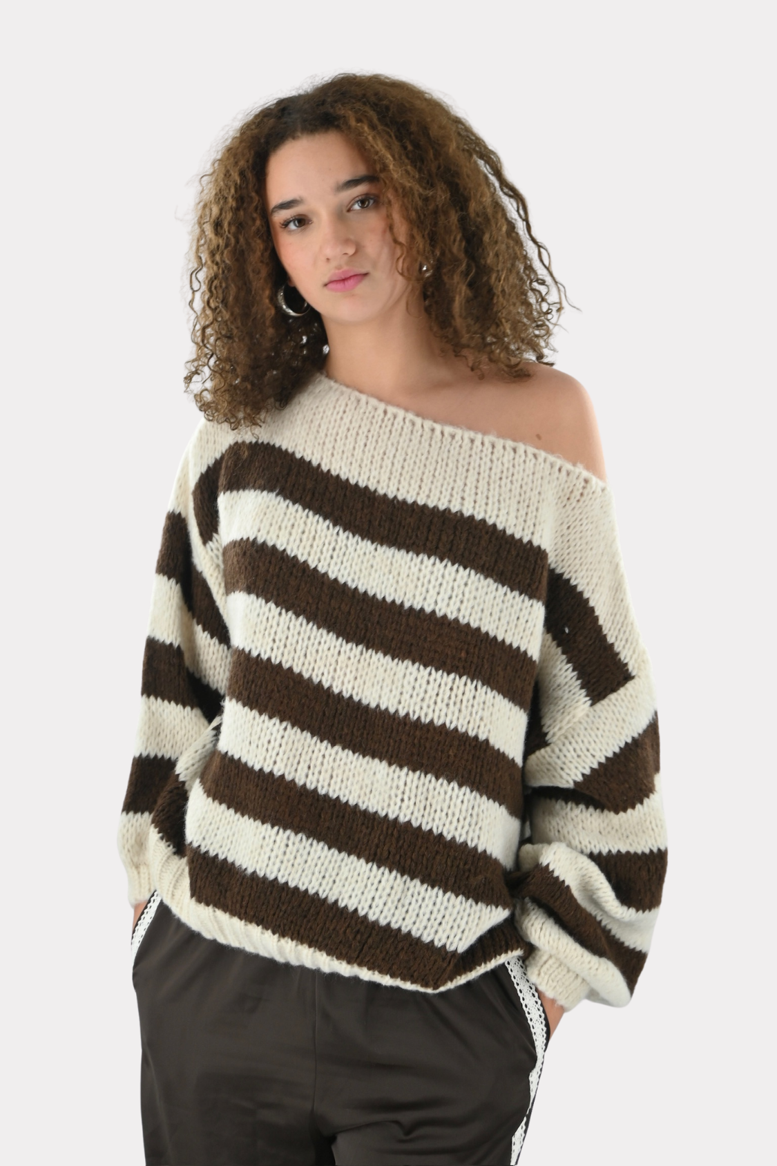 Kato-off-shoulder-knit-brown-white-fashiontiger-2