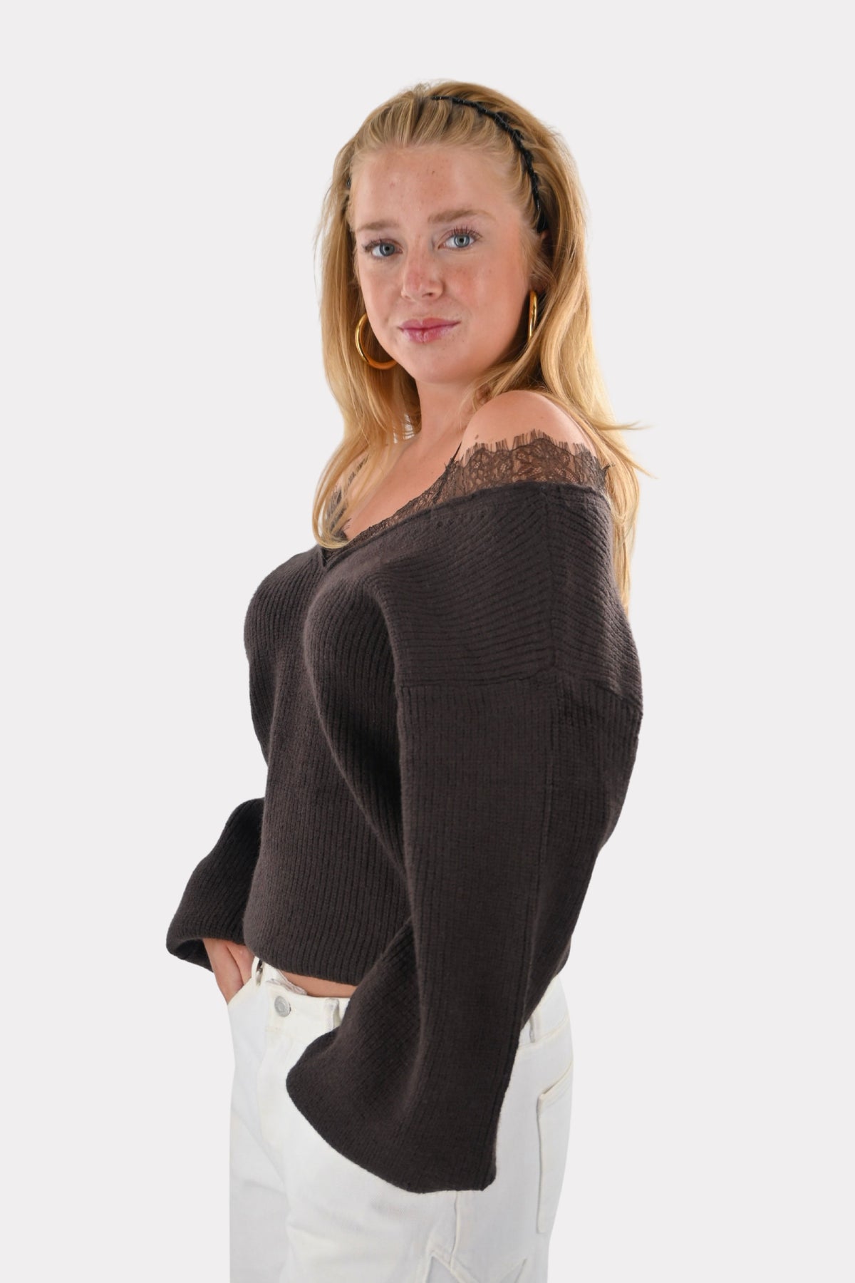 Schulterfreier Spitzenpullover - braun