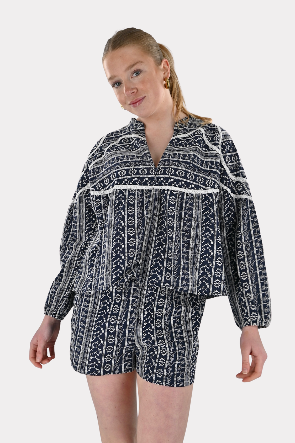 [photo_size]Noor is 1.69m lang en draagt maat S/M.