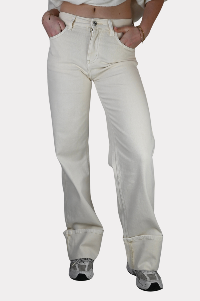 Folded_jeans_white_fashiontiger_1